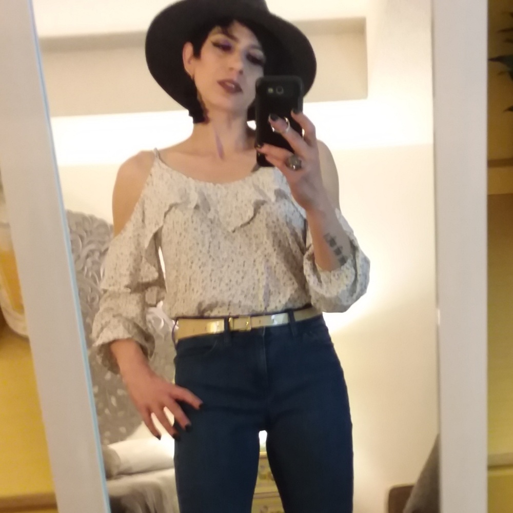 Abercrombie Boho Cold Shoulder Floral Ruffle Top